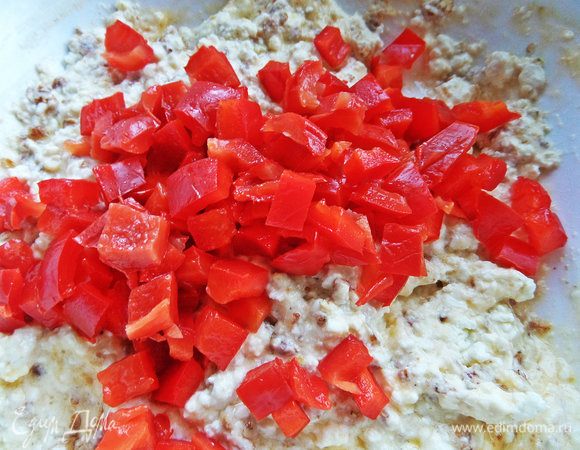 Перец свежий порубить кубиком.