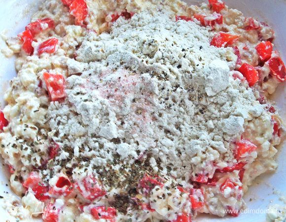 Ввести в состав вместе с мукой, базиликом и специями.