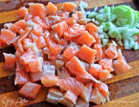 Лосось и луковицу тоже нарезать кубиком.