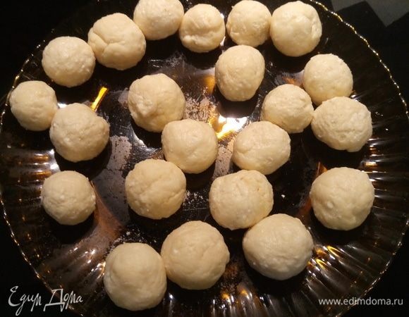 После этого сформировать на маленькие шарики, у меня получилось 28 шт.