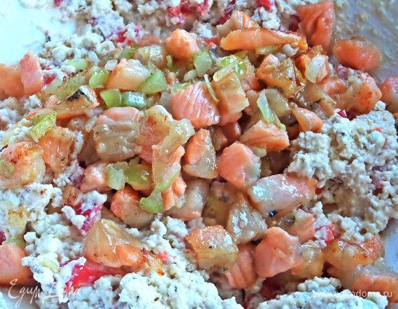 Остудить и перенести в тесто.