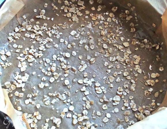 Форму застелить пергаментом, смазать маслом и посыпать хлопьями.