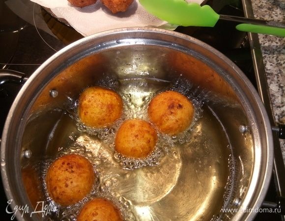 Масло разогреть, и жарить на слабом огне, периодически переворачивая их, до золотистого цвета.