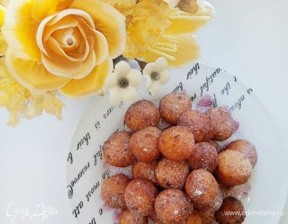 Остывшие пончики посыпаем сахарной пудрой.