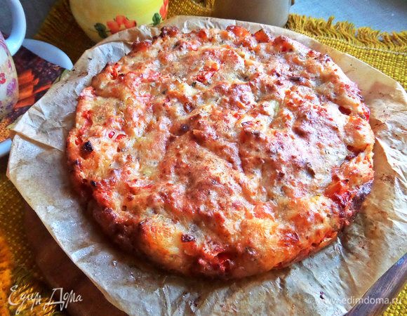 Перенести на доску и немного остудить. Разрезать на порции.