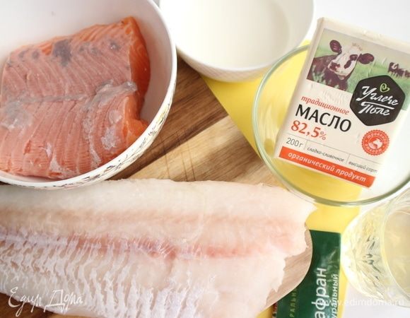 Приготовить все необходимое, у меня здесь свежезамороженное филе трески, его надо немного разморозить. Снять филе семги с кожи.