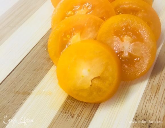 В это время (пока готовится булгур) подготавливаем следующие продукты: руколу моем, сушим, помидор нарезаем кружочками.