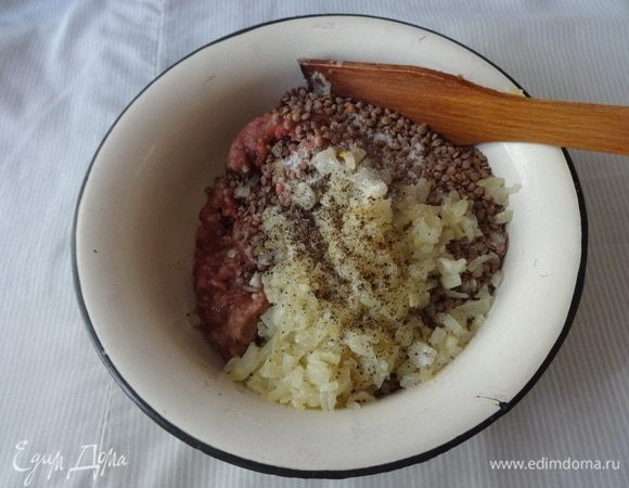 В фарш добавить обжаренные лук с чесноком, промытую чечевицу, посолить, поперчить, перемешать.