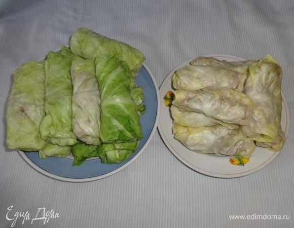 У меня получилось 10 голубцов покрупнее и 8 поменьше. Я решила приготовить большие, а маленькие заморозила до следующего раза.