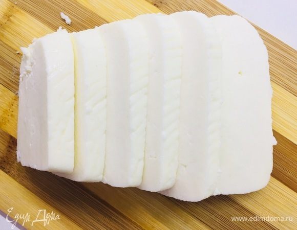 Нарезаем адыгейский сыр.