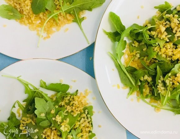 Когда все ингредиенты подготовлены, собираем салат в произвольном порядке. Добавляем специи по вкусу и заправляем слегка оливковым маслом (можно добавить чайную ложку соевого соуса по желанию).