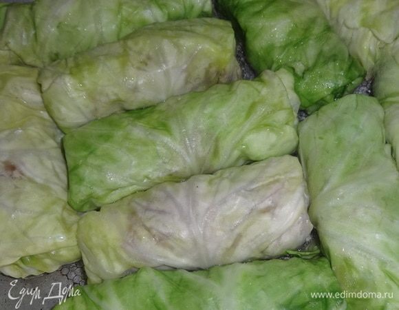 В большую сковороду вылить оставшееся масло, разогреть. Обжарить голубцы с одной стороны до золотистого цвета.