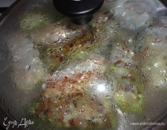 Залить голубцы стаканом теплой воды, накрыть крышкой и тушить 20 минут на небольшом огне.