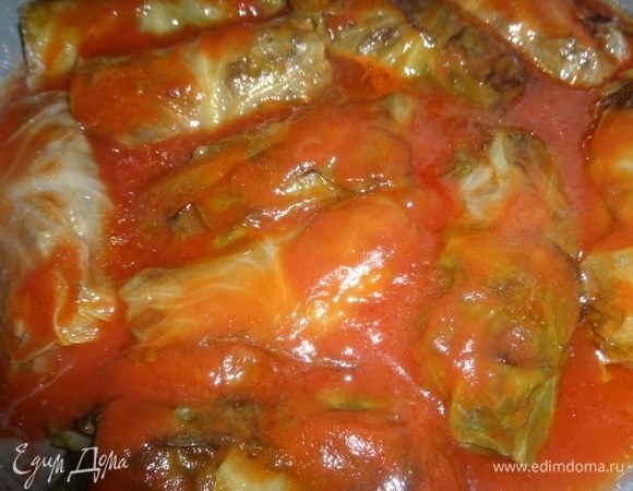 В стакане воды развести томатную пасту, добавить соль, сахар. Вылить томат в сковороду с голубцами. Закрыть крышкой и тушить еще 5–7 минут.
