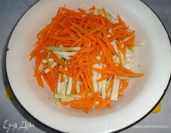 Морковь очистить от кожуры и натереть вместе с кабачком толстой соломкой на специальной терке.