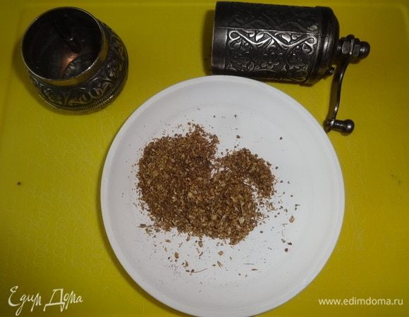 Семена кориандра смолоть в мельничке.