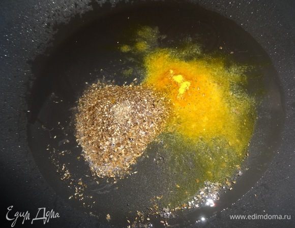 В сковороде разогреть растительное масло, высыпать в него куркуму, молотый кориандр, красный перец, прогреть 2–3 минуты, помешивая, и выключить огонь.