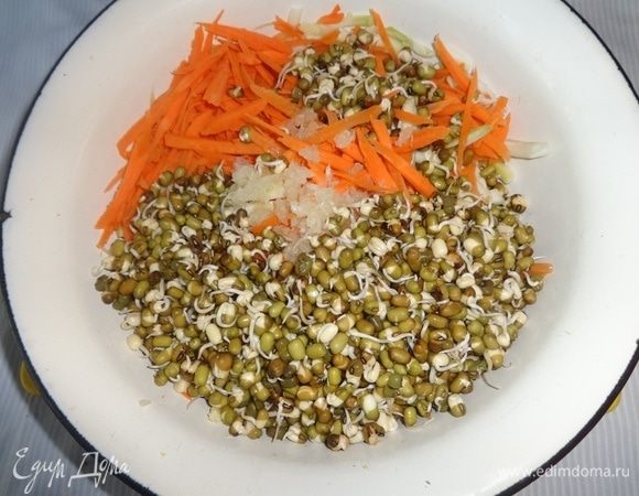 К натертым овощам добавить проросший маш, влить масло со специями, перемешать.