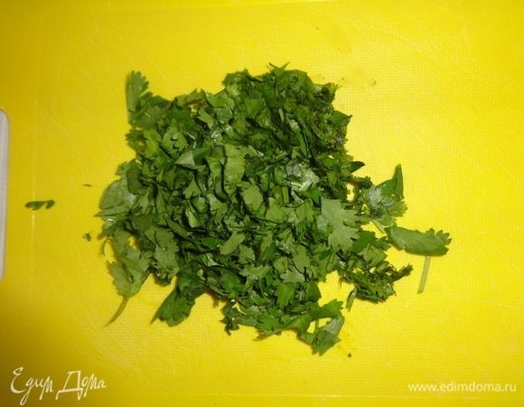 Кинзу вымыть, обсушить, мелко нарезать.