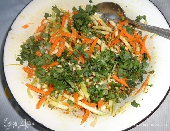 Добавить кинзу в салат, перемешать.