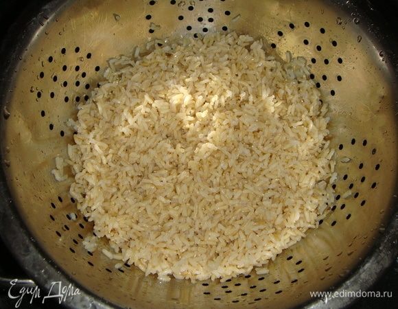 Рис выложить в дуршлаг и промыть водой.