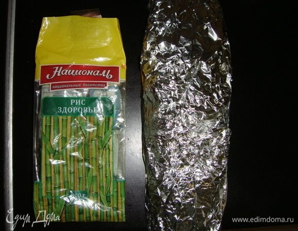 Заворачиваем рыбу с рисом в фольгу и отправляем в разогретую до 180°C духовку на 30–35 минут.