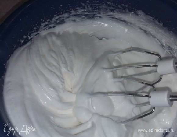 Разделить яйца на белки и желтки. Взбить белки с половиной сахара в пышную пену.