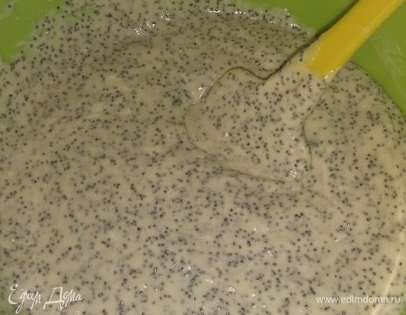 Желтки взбить со второй половиной сахара в пышную пену. Добавить мак и опять все хорошо перемешать. Добавить взбитые белки. Аккуратно перемешать. Просеять муку с разрыхлителем, перемешать. В конце добавить сливочное масло (растопленное и охлажденное до комнатной температуры).