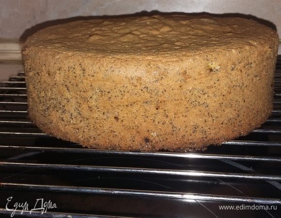 Выпекать при температуре 200°C минут 40, до сухой спички. После дать постоять в форме 10 минут. Дать бисквиту полностью остыть на решетке.