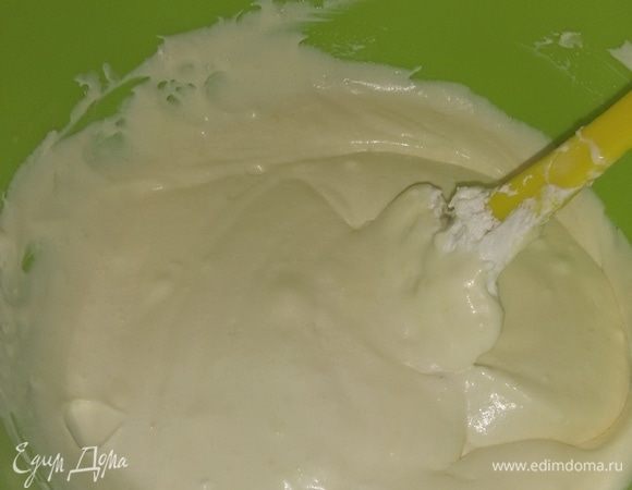 Для крема желтки смешать с сахаром и крахмалом, взбить. Сливки 20% с молоком довести до кипения. Влить тоненькой струйкой в желтковую смесь. При этом не прекращать взбивать. Перелить в кастрюлю и на медленном огне варить, постоянно помешивая, до загустения. Как только крем загустеет, перелить в другую посуду. Добавлять сливочное масло комнатной температуры в несколько приемом. После каждого добавления хорошо перемешивать. Накрыть крем пленкой и оставить остывать до комнатной температуры. Сливки 33% взбить и добавить в остывший крем. Все перемешать.