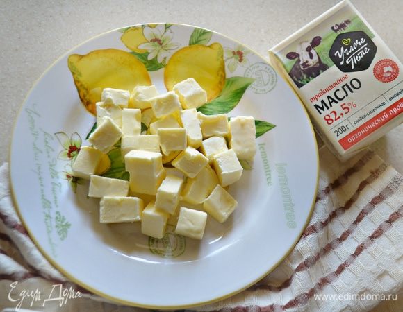 Сливочное масло ТМ «Углече Поле» нарежьте кубиками и дайте оттаять при комнатной температуре до размягчения.