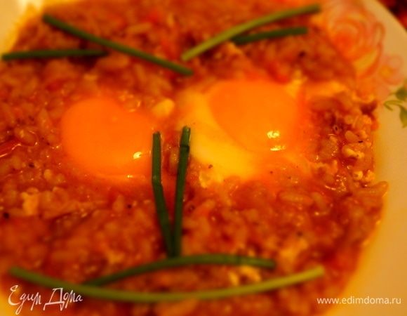 На сковороду выкладываем остатки плова и подливки с мясом, все перемешиваем и даем подливке выкипеть (но не полностью), вбиваем яйца и жарим глазунью.