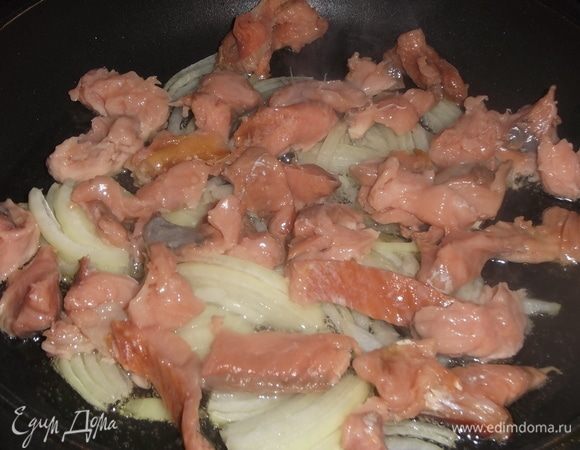 Горбушу холодного копчения нарезать на куски и обжарить до изменения цвета с луком.
