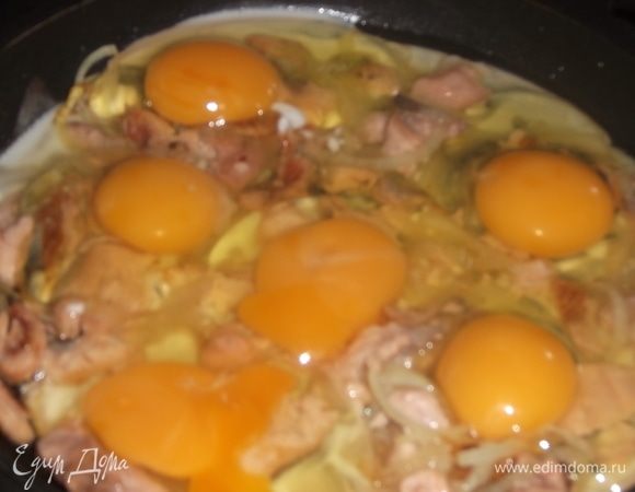 Вбить яйца. Поперчить.