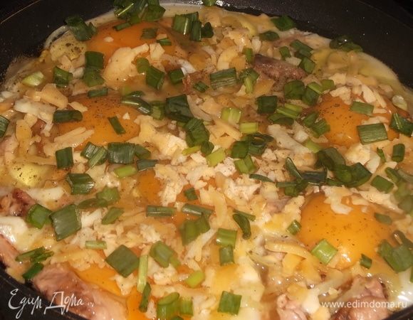 Посыпать измельченным сыром и зеленым луком. Жарить до готовности.