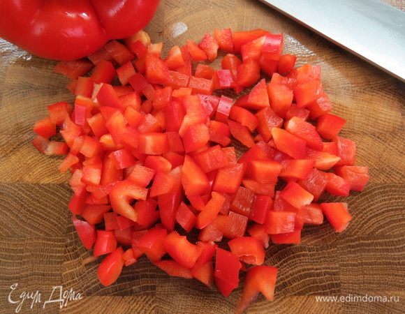 Перец разрезать пополам, удалить семена и плодоножку, нарезать небольшими кубиками.