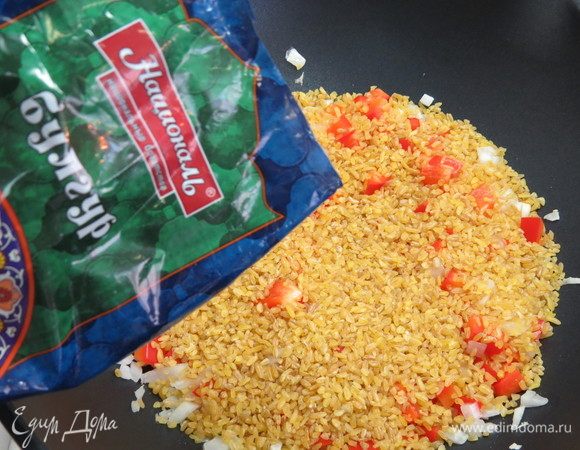 Сверху выложить промытый булгур.