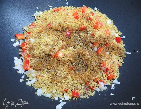 Влить соевый соус. Солить не нужно! В соевом соусе достаточно соли.