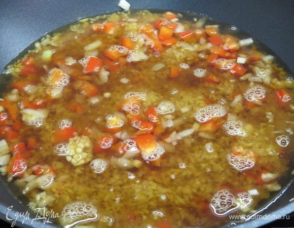 Залить булгур горячей водой так, чтобы она покрывала крупу сверху на 0,5 см. Закрыть сковороду крышкой и готовить на маленьком огне 10 минут.