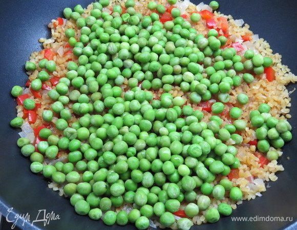 Спустя 10 минут засыпать горошек, тушить на маленьком огне еще 5 минут.