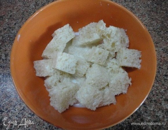 Белый хлеб замочите в молоке.