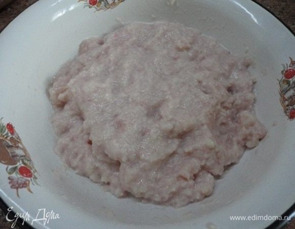 Мясо, слегка подмороженное, вместе с размокшим хлебом несколько раз пропускается через мясорубку с мелким ситом или тщательно измельчается в блендере. Можно даже протереть через сито, чтобы масса была еще нежнее. Затем массу нужно охладить, если готовили из не подмороженного мяса.