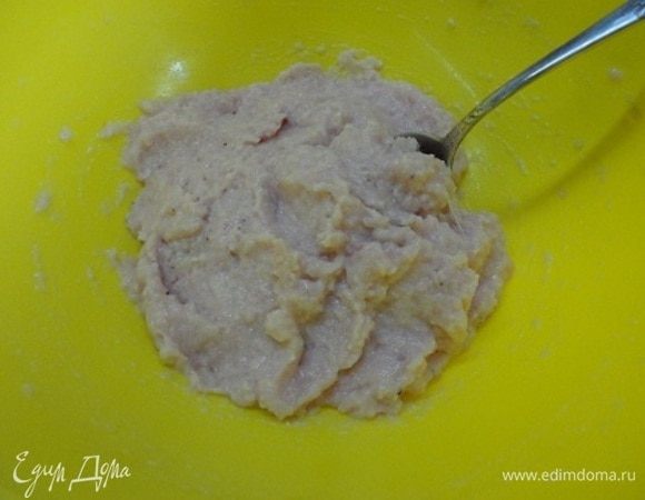 Добавить яичный белок и хорошо взбить миксером.