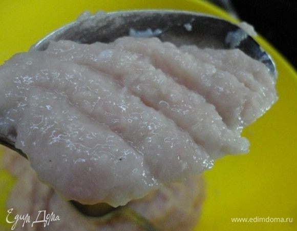 Ребром другой ложки делаем по ровной поверхности насечки и ею же аккуратно снимаем массу прямо в слегка кипящий бульон.