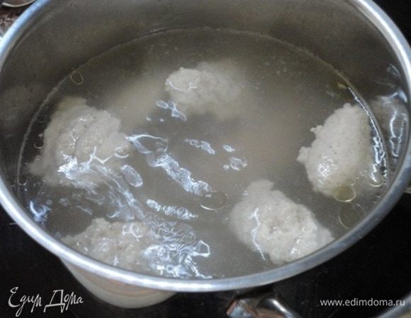 Варим 4–5 минут при слабом кипении. Готовые кнели всплывают на поверхность.