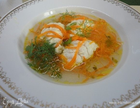 Кнели можно подавать с бульоном или на второе под белым соусом.