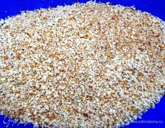 Подсушенные остатки бисквита измельчаем.