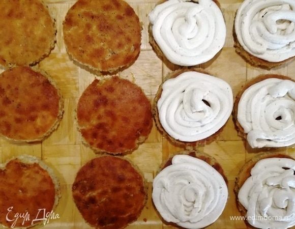 На половину пропитанных заготовок отсаживаем крем.