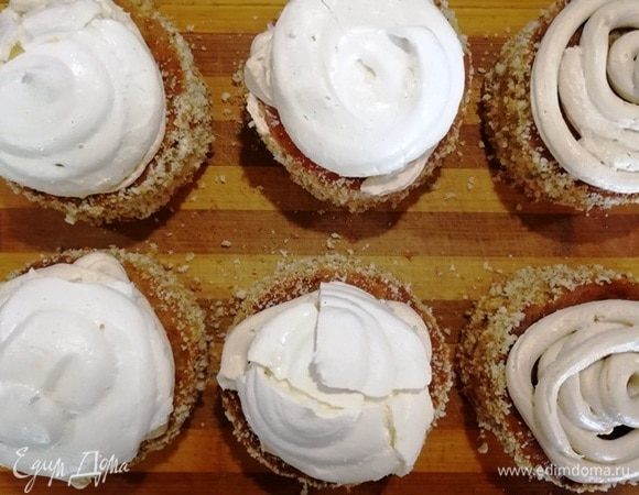 Верх пирожных покрываем кремом. Сверху выкладываем безе.