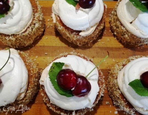 Украшаем по желанию. Я на безе нанесла немного крема, уложила листик мяты и половинки черешен (косточки убрала).